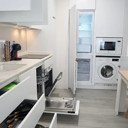 Paseo Marítimo - A Estrenar, A Pie De Playa, Con 2 Baños *